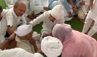 राजमाता को श्रद्धांजलि देने आए बुजुर्ग गश्त खाकर गिरे, सिंधिया जुटे सेवा में