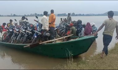 नाव के सहारे नदी पार कराते हैं मोटर साइकिल