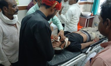 रक्तोत्सव: पत्थरों की चोट से रक्तरंजित घायल लाए गए अस्पताल