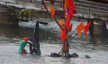 रक्तोत्सव: झंडे के लिए जारी है जंग